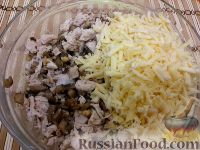 Фото приготовления рецепта: Куриный салат с грецкими орехами и грибами - шаг №9