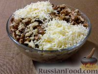 Фото к рецепту: Куриный салат с грецкими орехами и грибами
