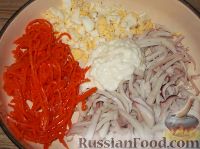 Фото приготовления рецепта: Салат из кальмаров с яйцом и корейской морковью - шаг №8