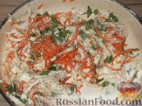 Фото приготовления рецепта: Салат из кальмаров с яйцом и корейской морковью - шаг №9