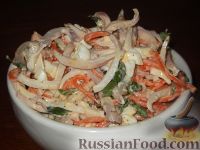 Фото приготовления рецепта: Салат из кальмаров с яйцом и корейской морковью - шаг №10