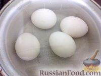 Фото приготовления рецепта: Яйца, фаршированные сыром и чесноком - шаг №2
