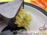 Фото приготовления рецепта: Яйца, фаршированные сыром и чесноком - шаг №4