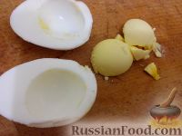 Фото приготовления рецепта: Яйца, фаршированные сыром и чесноком - шаг №6