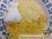 Фото приготовления рецепта: Яйца, фаршированные сыром и чесноком - шаг №8
