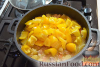 Фото приготовления рецепта: Слоёные пирожки с курицей, сыром и шпинатом - шаг №11