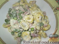 Фото к рецепту: Паста (тортеллини) с беконом, горошком и сливками