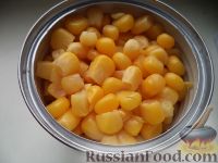 Фото приготовления рецепта: Салат из печени трески и кукурузы - шаг №3