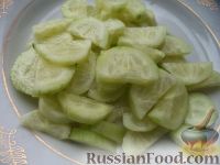 Фото приготовления рецепта: Салат из печени трески и кукурузы - шаг №4