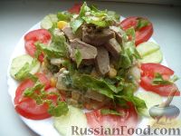 Фото приготовления рецепта: Салат из печени трески и кукурузы - шаг №11