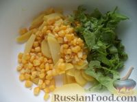 Фото приготовления рецепта: Салат из печени трески и кукурузы - шаг №9