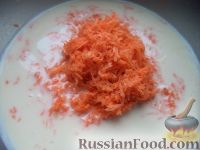 Фото приготовления рецепта: Морковные оладушки "Солнышко" - шаг №3