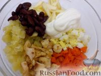 Фото приготовления рецепта: Салат из курицы с красной фасолью - шаг №10