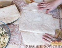 Фото приготовления рецепта: Рулет из лаваша с сыром и зеленью - шаг №4