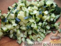Фото приготовления рецепта: Салат из пекинской капусты с тунцом - шаг №6