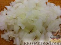 Фото приготовления рецепта: Салат из копченой курицы с кукурузой и огурцами - шаг №5
