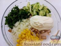 Фото приготовления рецепта: Салат из копченой курицы с кукурузой и огурцами - шаг №7