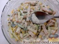 Фото приготовления рецепта: Салат из копченой курицы с кукурузой и огурцами - шаг №8