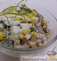 Фото приготовления рецепта: Салат из копченой курицы с кукурузой и огурцами - шаг №9