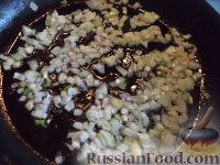Фото приготовления рецепта: Салат слоеный курино-грибной - шаг №4