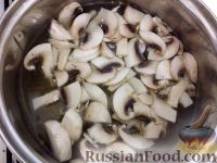 Фото приготовления рецепта: Суп из шампиньонов и брокколи - шаг №8