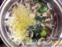 Фото приготовления рецепта: Суп из шампиньонов и брокколи - шаг №9