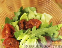 Фото приготовления рецепта: Салат с авокадо и вялеными томатами - шаг №3