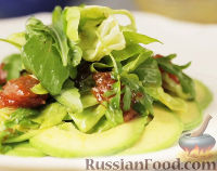 Фото приготовления рецепта: Салат с авокадо и вялеными томатами - шаг №8