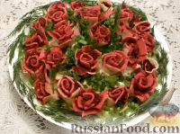 Фото к рецепту: Селедка под шубой с "розами"