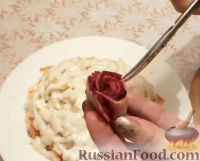 Фото приготовления рецепта: Селедка под шубой с "розами" - шаг №20