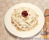 Фото приготовления рецепта: Селедка под шубой с "розами" - шаг №21