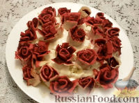 Фото приготовления рецепта: Селедка под шубой с "розами" - шаг №22