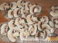 Фото приготовления рецепта: Рулетики из куриной грудки с грибами - шаг №8
