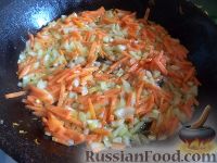 Фото приготовления рецепта: Салат из рыбных консервов с консервированной кукурузой - шаг №3