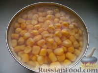 Фото приготовления рецепта: Салат из рыбных консервов с консервированной кукурузой - шаг №7