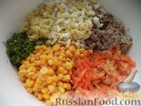 Фото приготовления рецепта: Салат из рыбных консервов с консервированной кукурузой - шаг №8