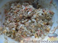 Фото приготовления рецепта: Салат из рыбных консервов с консервированной кукурузой - шаг №9