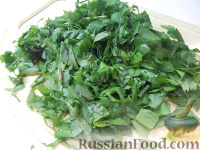 Фото приготовления рецепта: Зеленый борщ со щавелем и рисом - шаг №4