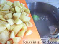 Фото приготовления рецепта: Зеленый борщ со щавелем и рисом - шаг №2