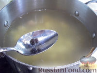 Фото приготовления рецепта: Зеленый борщ со щавелем и рисом - шаг №6