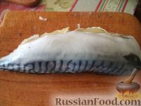 Фото приготовления рецепта: Скумбрия, запеченная с луком (в микроволновке) - шаг №7