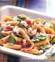 Фото к рецепту: Салат с пастой, оливками, сыром и шпинатом
