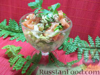 Фото к рецепту: Салат с консервированной  рыбой и свежими овощами