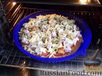 Фото приготовления рецепта: Пицца по-домашнему, с ветчиной, помидорами, оливками - шаг №19