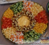 Фото к рецепту: Салат с крабовыми палочками "Радуга"