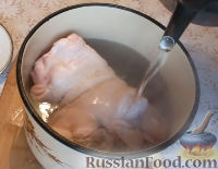 Фото приготовления рецепта: Свиная рулька, запеченная в духовке - шаг №7
