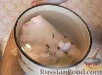 Фото приготовления рецепта: Свиная рулька, запеченная в духовке - шаг №8