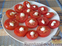 Фото приготовления рецепта: Закуска «а-ля капрезе» из помидоров и сыра - шаг №3