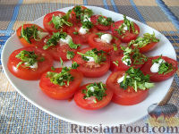 Фото приготовления рецепта: Закуска «а-ля капрезе» из помидоров и сыра - шаг №4