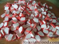 Фото приготовления рецепта: Салат из крабовых палочек с красной фасолью - шаг №3